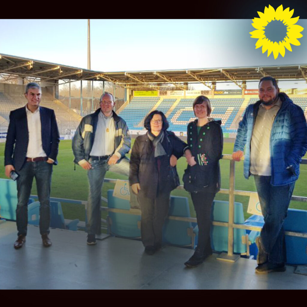 Ein Foto aus dem Stadion an der Gellertstraße, darauf sind Volkmar Zschocke, Andreas Wolf-Kather, Manuela Tschöck-Engelhardt, Susann Mäder und Toni Rotter