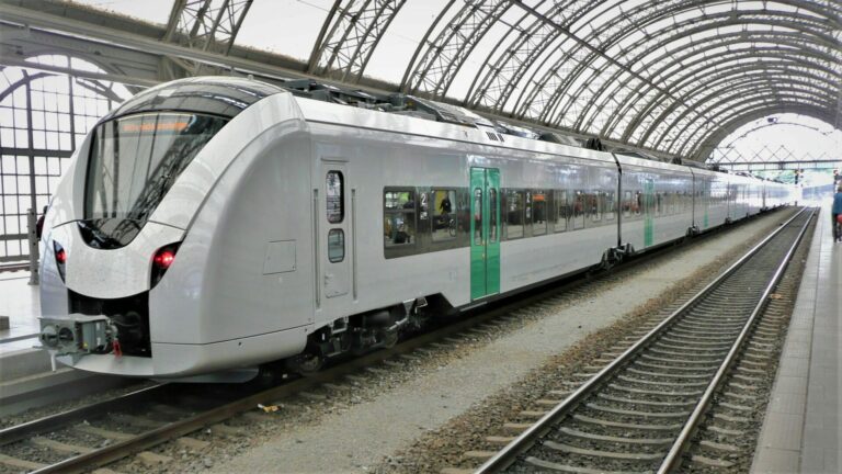 Ein Coradia Continental Zug, wie er bereits jetzt auf der Strecke Dresden-Hof fährt, und ab 2024 auch auf Chemnitz-Leipzig fahren soll